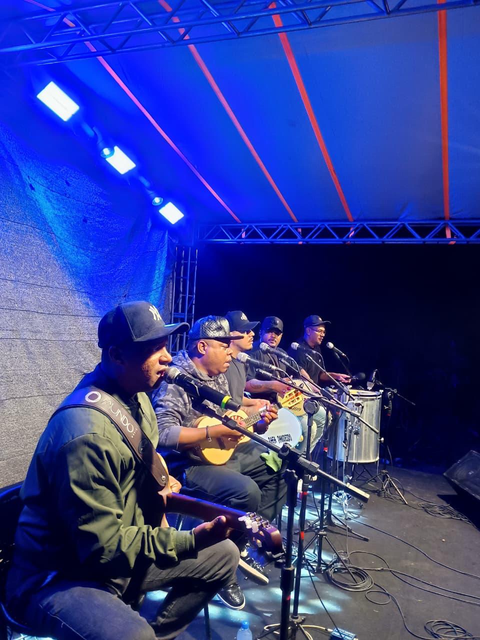 Show acústico montado pela ASL Eventos, com iluminação azul de palco