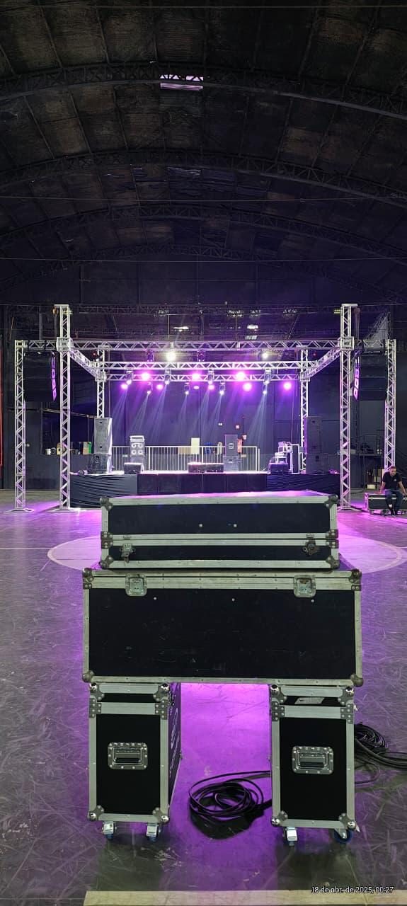 Montagem de estrutura de palco com treliça e cases de equipamento
